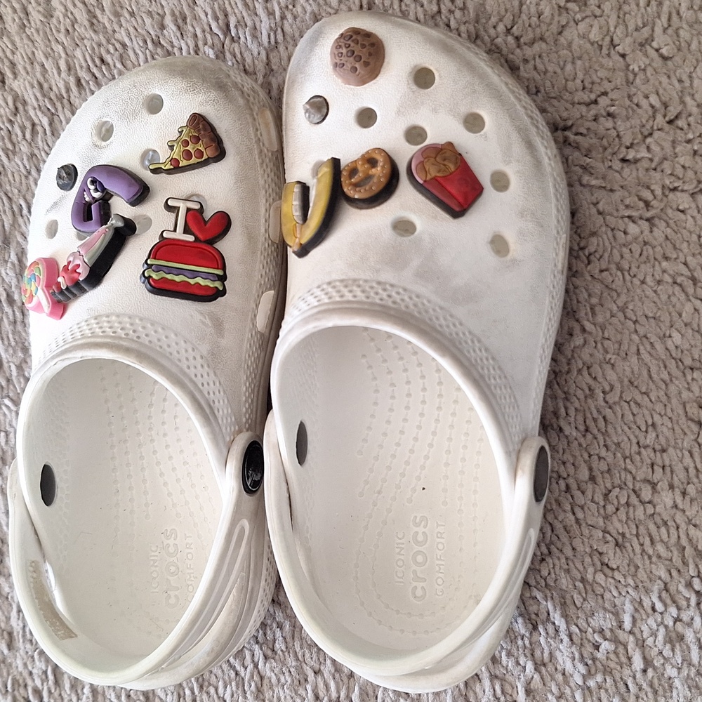 Crocs Kids White Clogs with Fun Charms Size 11 - Picture 2 of 3